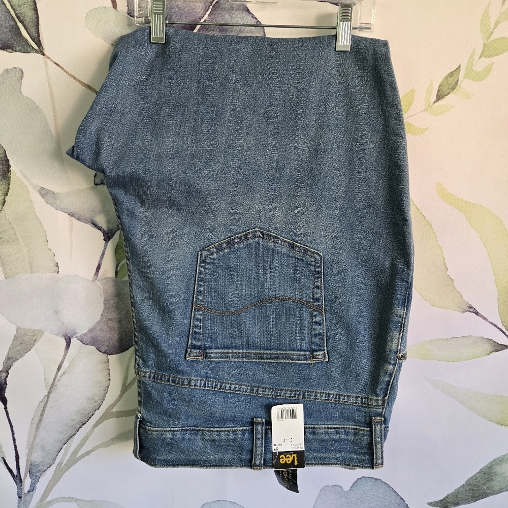 LEE | Petite Plus Relaxed Fit Straight Leg Mid Rise Jeans in Meridian sz 26W - Picture 13 of 13